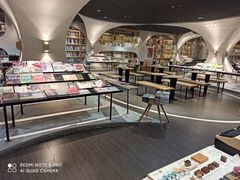 -钟书阁(珍园店)