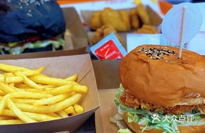 Black Gold Pineapple Beef Burger