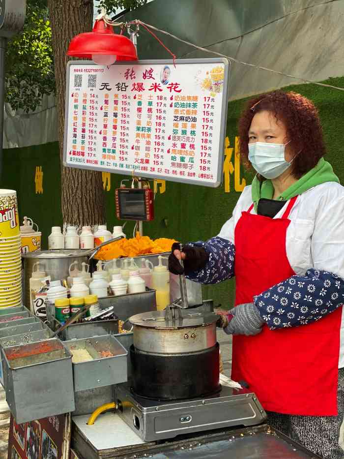 张嫂爆米花-"这家小摊在武商和世贸之间的一条小路上,旁.