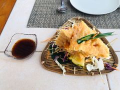 虾饼-卷心菜和避孕套餐厅(Pattaya)