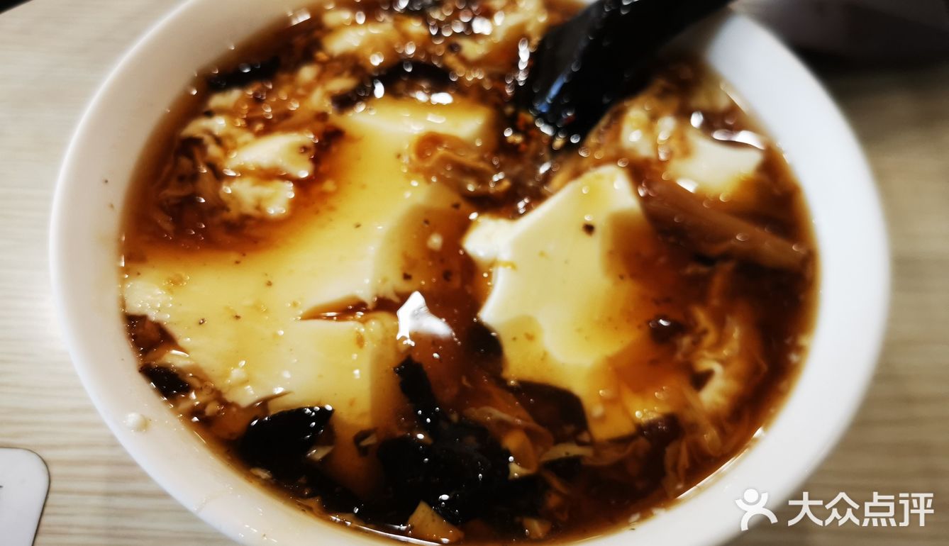 周末吃早点的人很多。我点了煎饺油条豆腐脑，还有鸡蛋饼