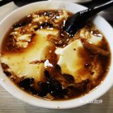 周末吃早点的人很多。我点了煎饺油条豆腐脑，还有鸡蛋饼