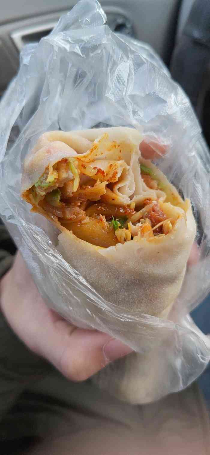 打分    /人 油炸各种蔬菜,豆制品和肉类,然后卷在卷馍里,味道还行,油