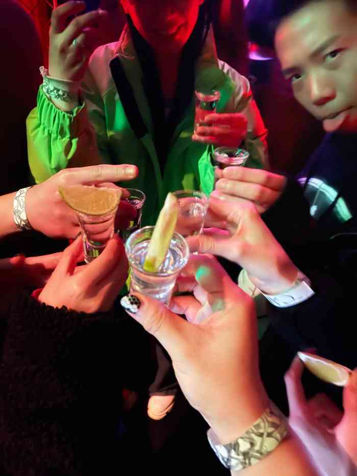 83bands club-"周六晚上跟朋友出来小酌一杯,位置很隐蔽的.