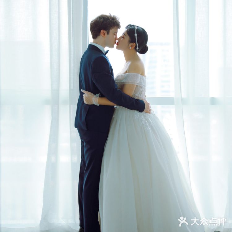 摄影师为了拍完这对客人，已经用光了她所有会的英语