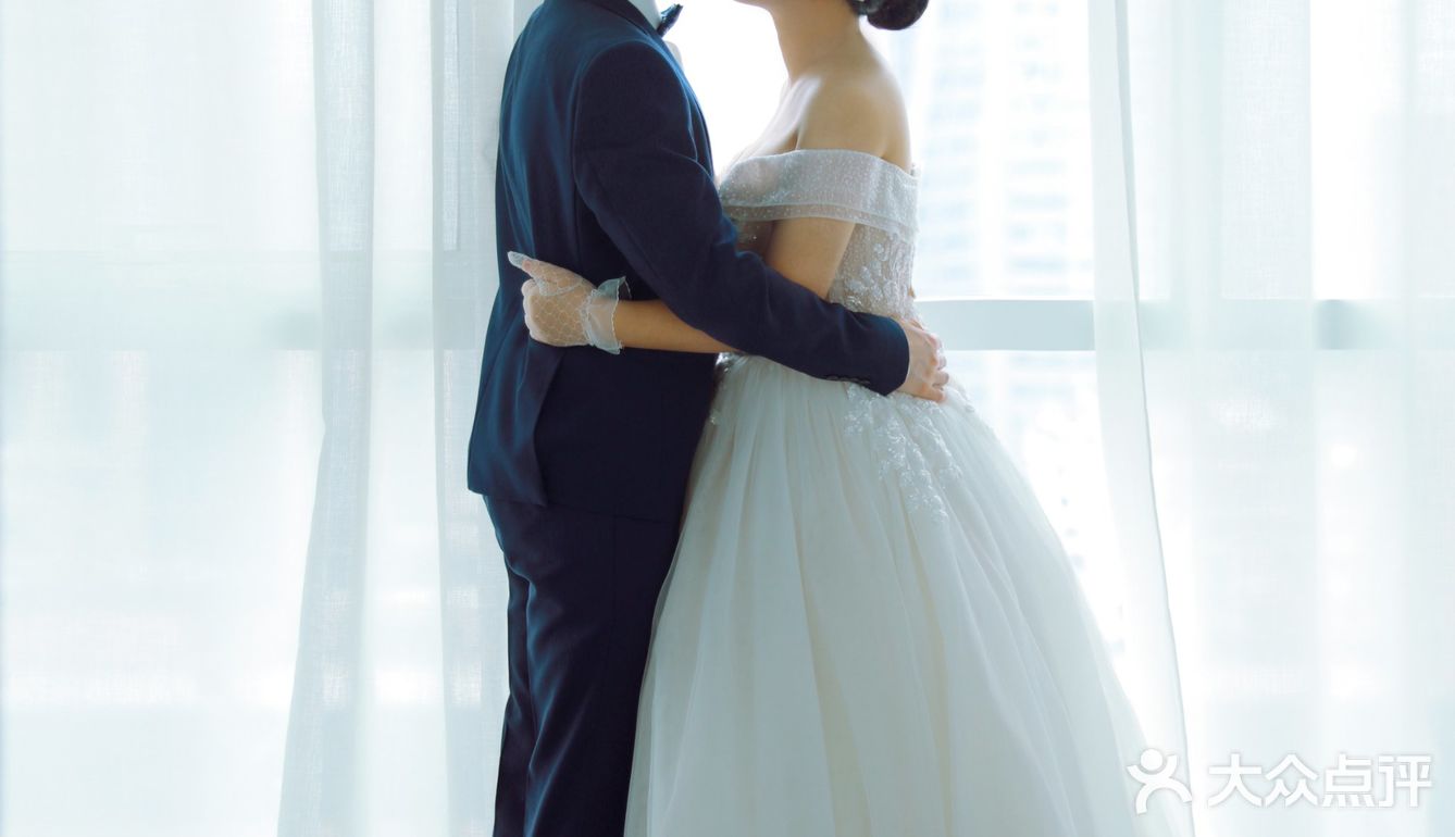 摄影师为了拍完这对客人，已经用光了她所有会的英语