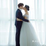 摄影师为了拍完这对客人，已经用光了她所有会的英语