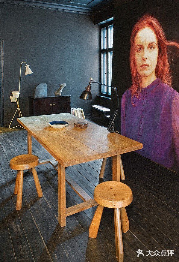 这所公寓自信沉着，性感神秘是这个家的特点，在整个暗色