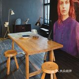 这所公寓自信沉着，性感神秘是这个家的特点，在整个暗色