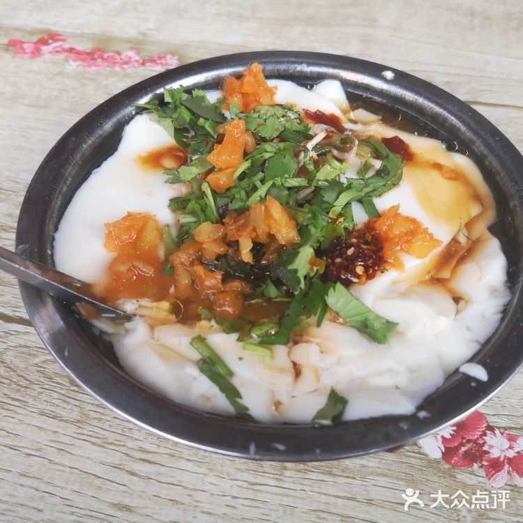 豆腐脑油条是南京人最喜欢吃的早饭之一，买一根刚出炉的