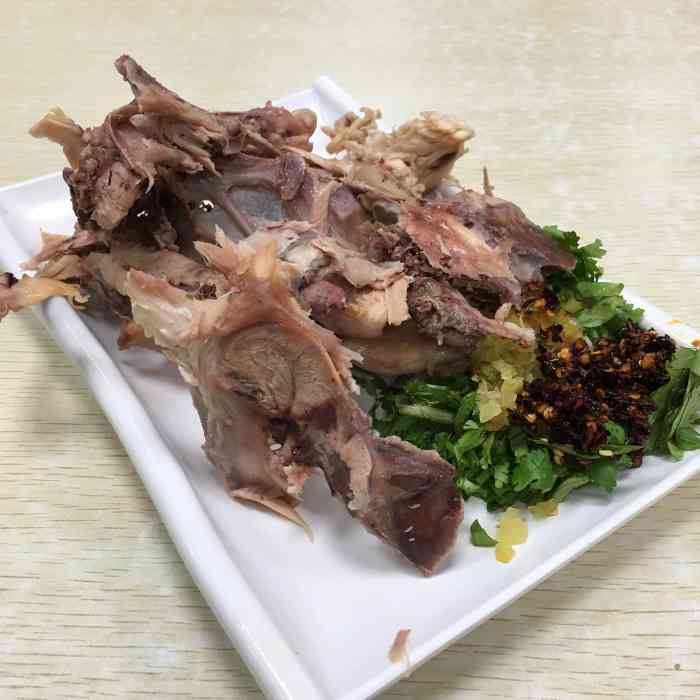 打分 抻面搭配鸡架.沈阳人的最爱  参考价格 大肉面 10块钱.