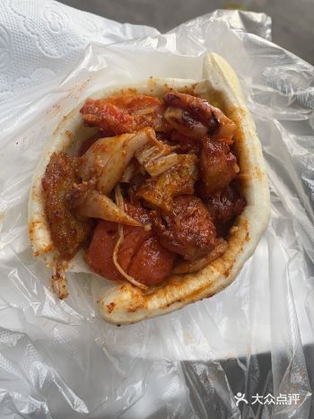 有谁不喜欢吃肉呢？第一次吃布袋馍，趁着还没有火之前吃