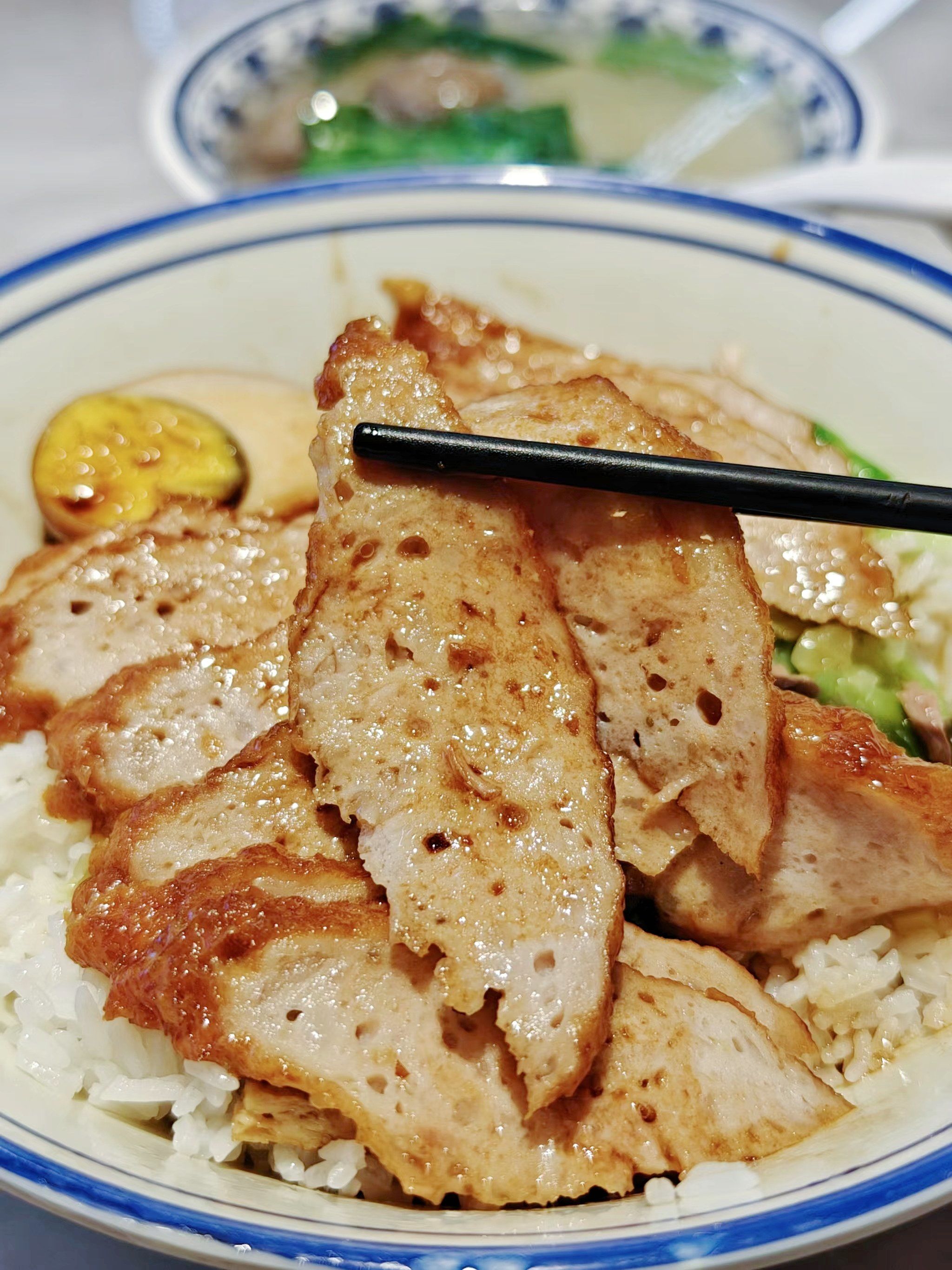 n淋上卤汁,敲级下饭
没胃口吃它就对了,潮汕肉卷饭
肉卷品质泊眄