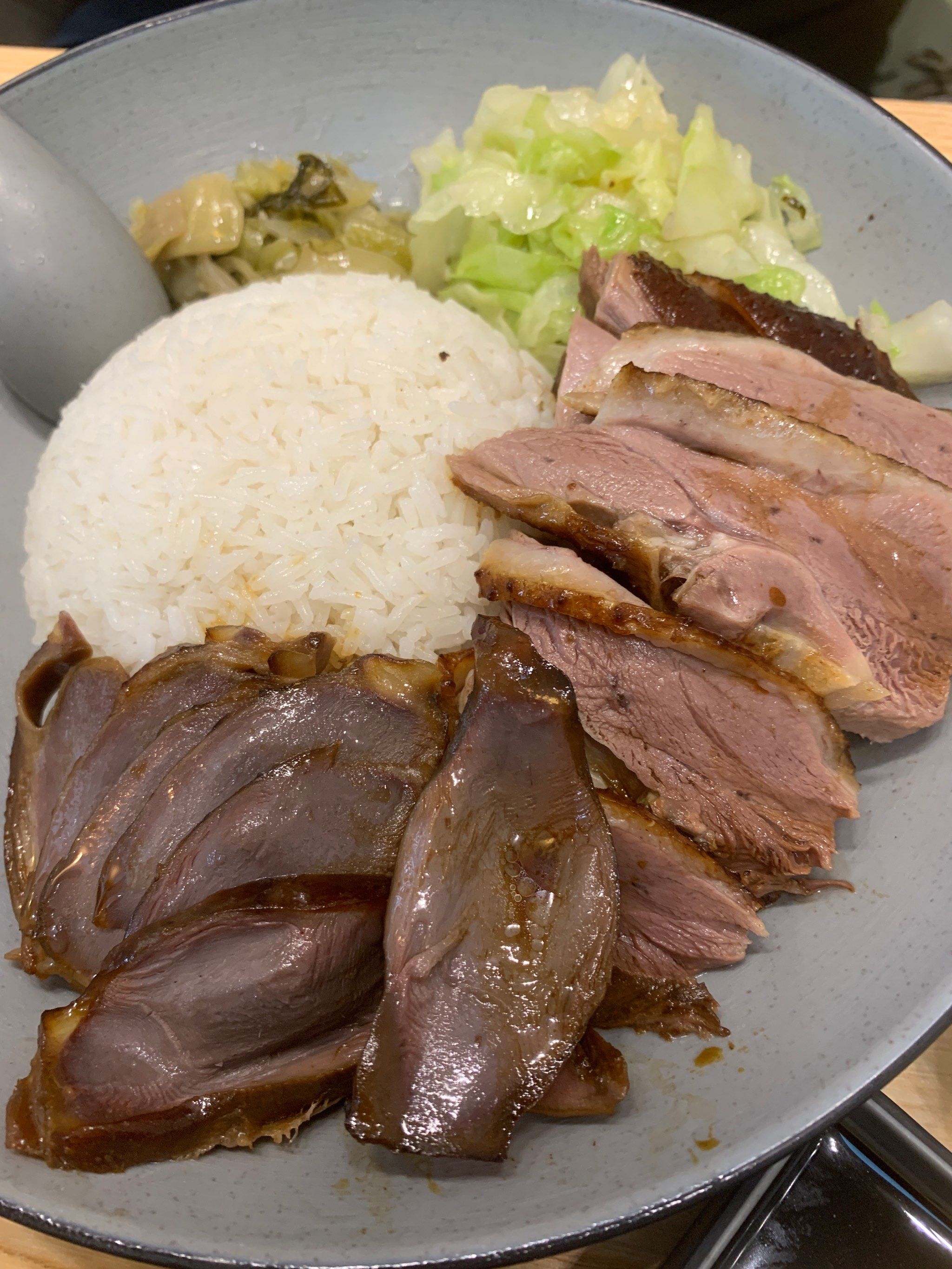 油亮亮的卤鹅肉饭,真满足