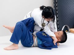 -菠萝格斗巴西柔术训练馆