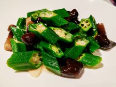 鸡枞菌炒秋葵-四季民福烤鸭店(王府井灯市口店)