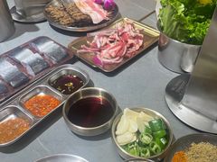 -围炉肉舍•炭烤活鳗•丹东海鲜烤肉(步行街店)