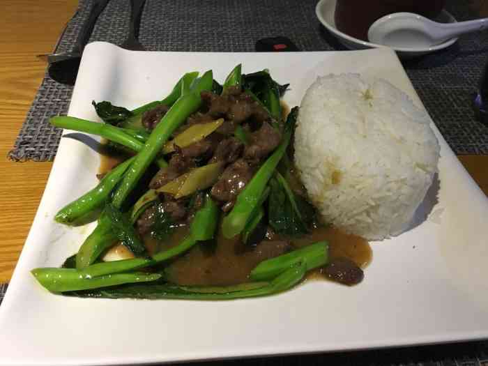 打分 菜远牛肉饭,牛肉挺新鲜的,菜心也炒得刚刚好,团购套餐很实惠.