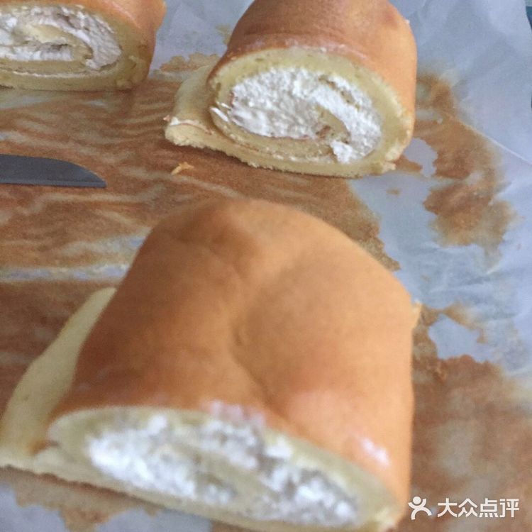 昨天做的多余的奶油，今天用在蛋糕里，加工成奶油卷