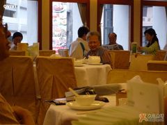 占位等家人或者朋友来饮茶的老人-翠园(铜锣湾广场店)