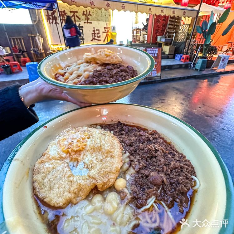 好奇怪啊！你们西安人吃面都蹲着？？