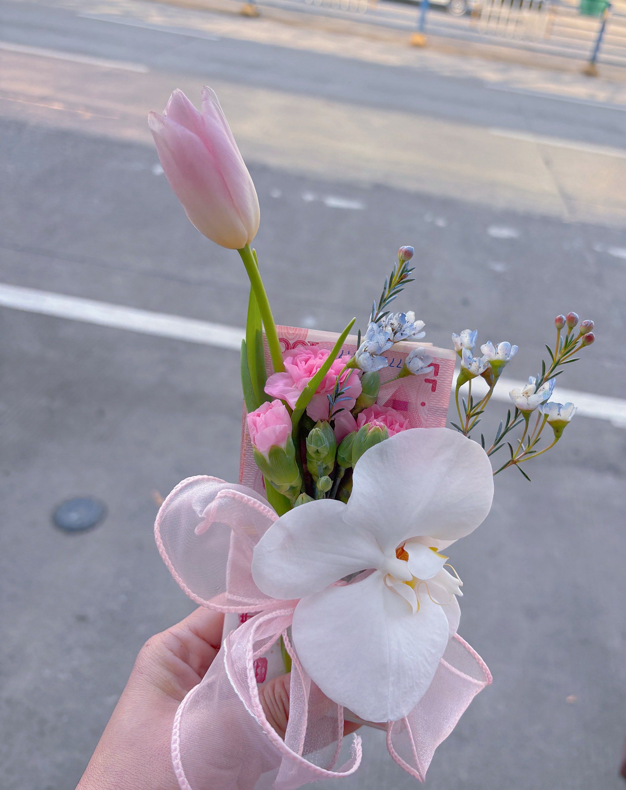 握着幸福的花束