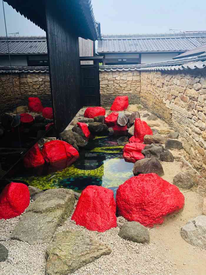 丰岛横尾馆-"狂野怪诞的红, 死和生容纳在一个建筑中 .