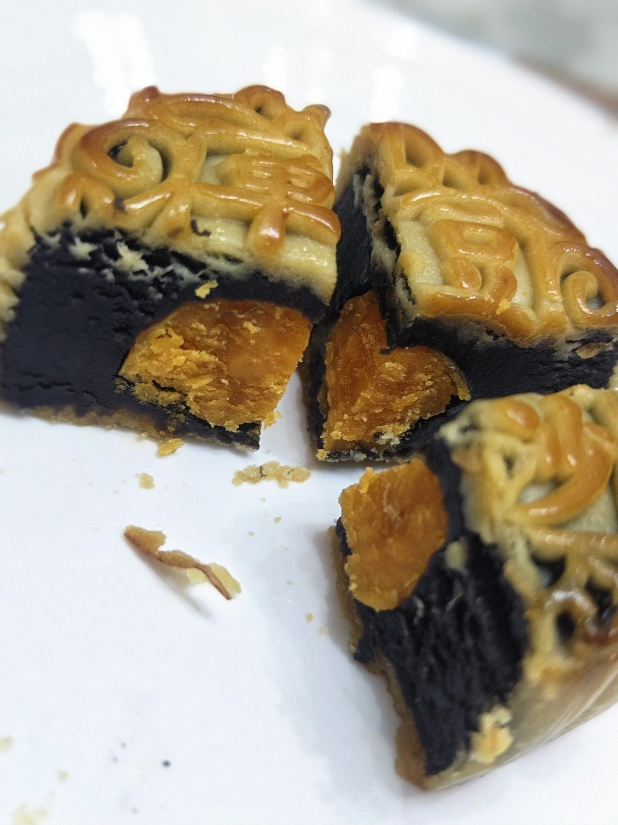 黑豆沙蛋黄月饼好好吃