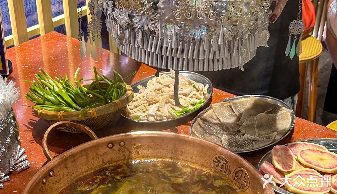 是从曲靖富源空运过来的酸萝卜丝，还有新平酸菜发酵而来