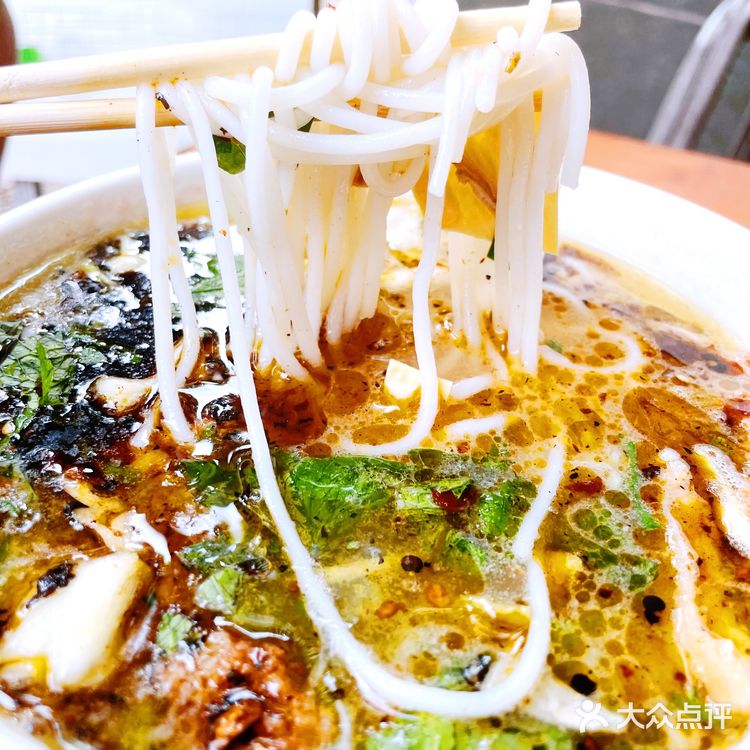 藏在老街里的米线店,人均10元，吃一次就上瘾