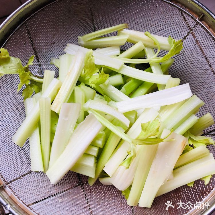 隔夜斩料也可以再做成一道芹菜炒烧鸭