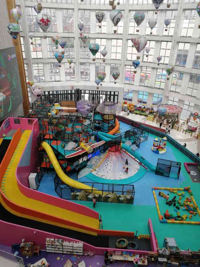 王府井购物中心坐落于哈尔滨市群力新区景江东路899号离关东古巷不远