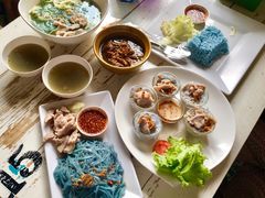 雞肉拌麵-蝶豆花蓝面条