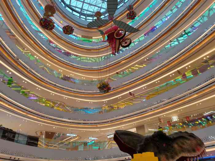 西咸吾悦广场-"这是和平村附近最大的商场,里面品种繁多,.