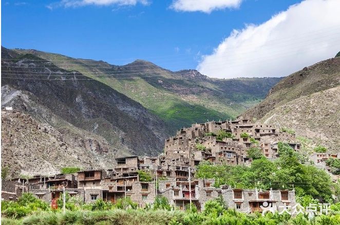 自成方圆，却又依山傍水，恰似传说中的世外桃源