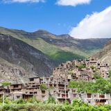 自成方圆，却又依山傍水，恰似传说中的世外桃源