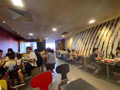 等位区-麦当劳(东急新天地店)