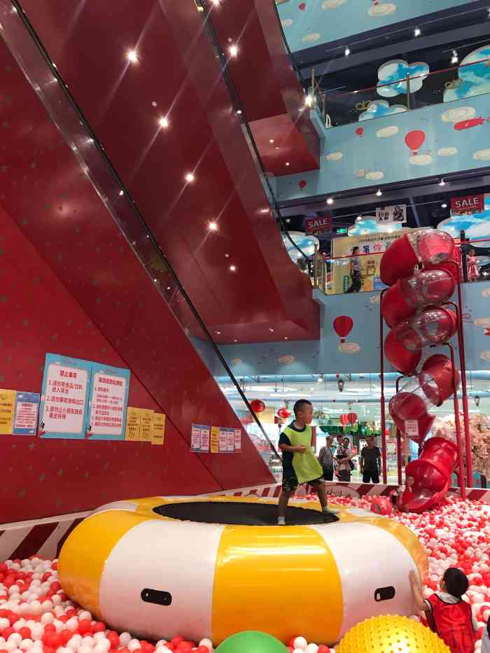 hamleys哈姆雷斯(三胞店"在三胞广场的一家3层楼玩具店 北京,南.