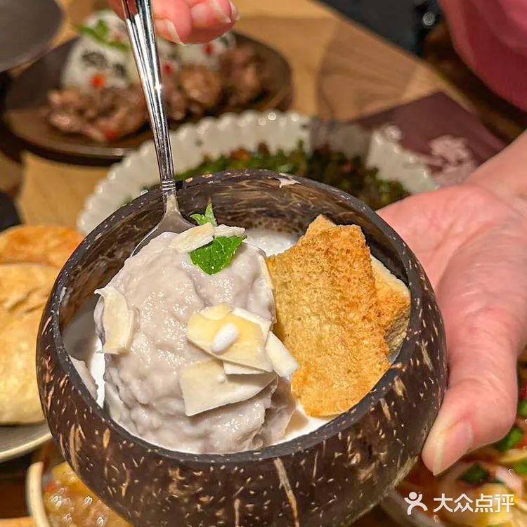 完胜火烧云的云南菜！！圣诞氛围感太浓！！