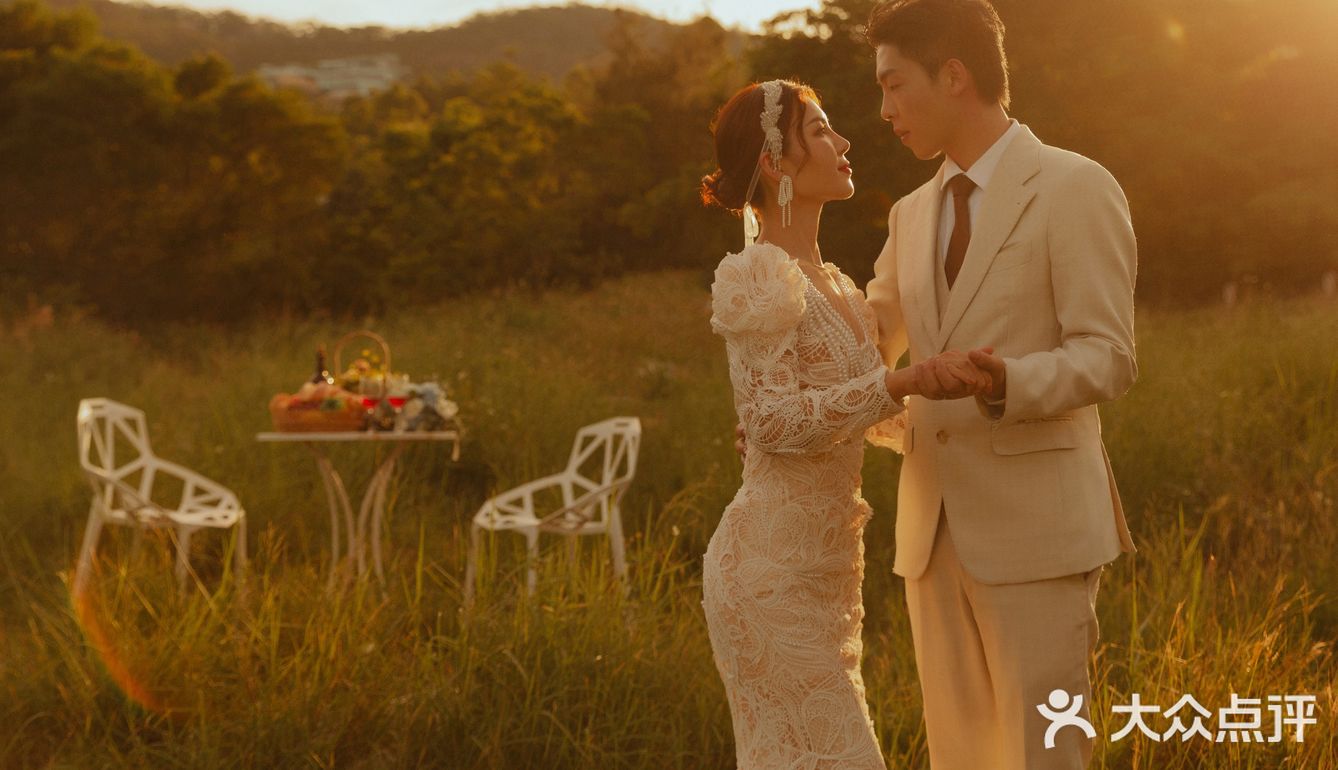 夕阳下的婚纱照