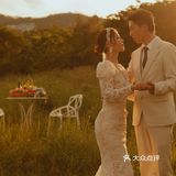 夕阳下的婚纱照