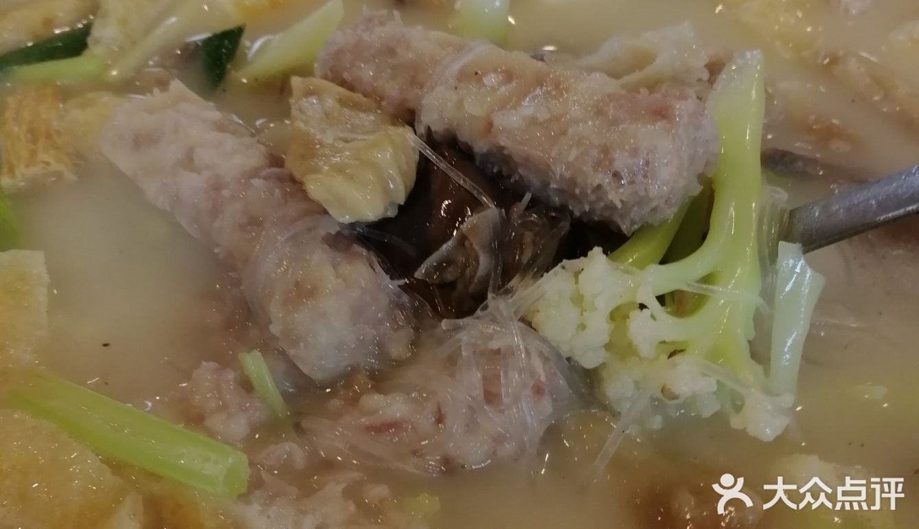 点了招牌焖蛋燕，白切羊，还有杂烩锅、海鲜锅和杂鱼锅