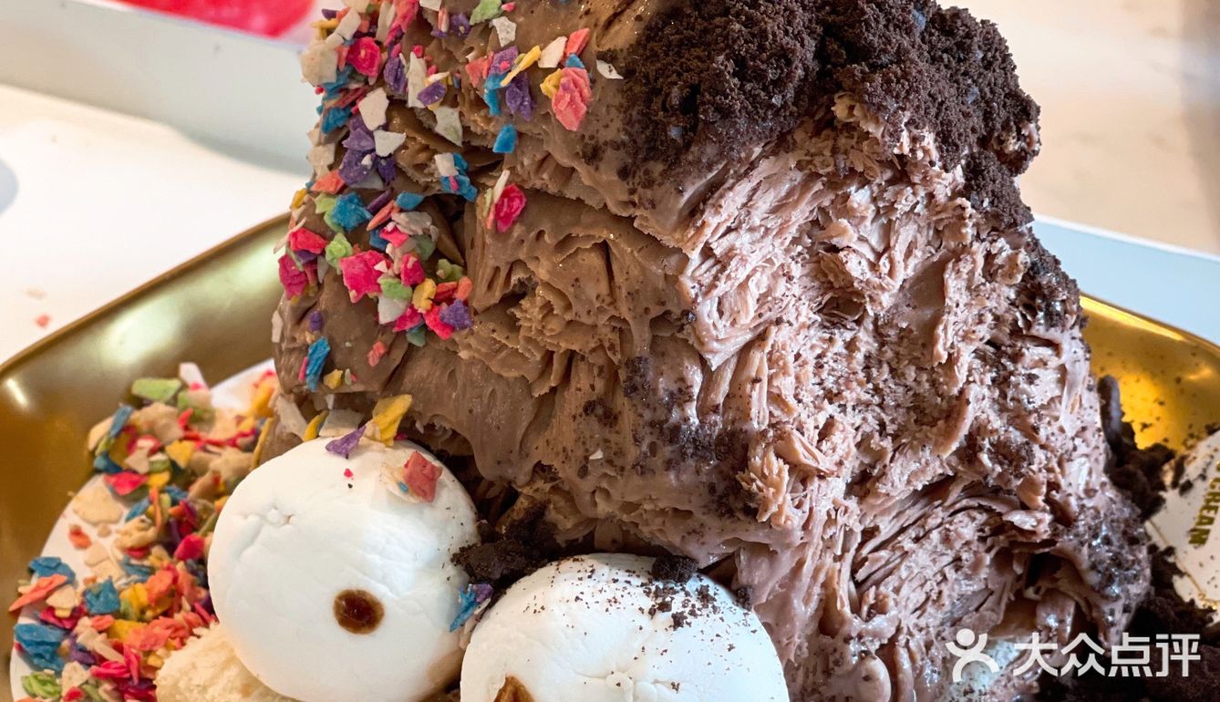 我邻桌的两个姑娘,拿着相机不停地拍拍拍拍拍,拍对方