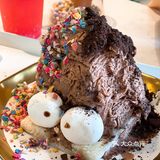 我邻桌的两个姑娘,拿着相机不停地拍拍拍拍拍,拍对方