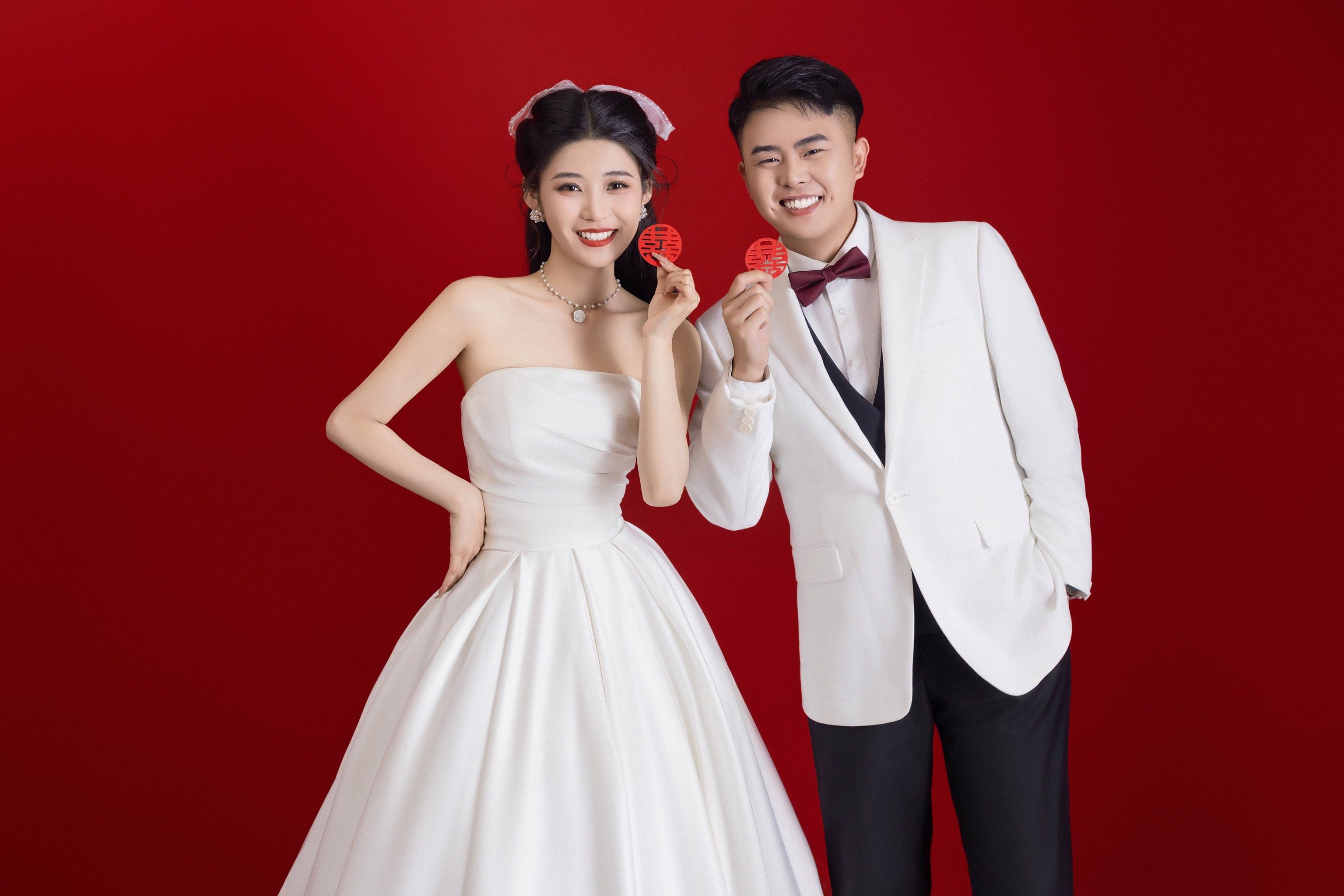 复古红色背景,是现今最新潮的婚纱照风格.复古美感中带有俏皮轻松
