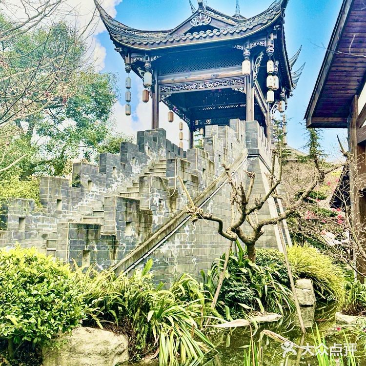 夜幕下的龙影-火锅城！