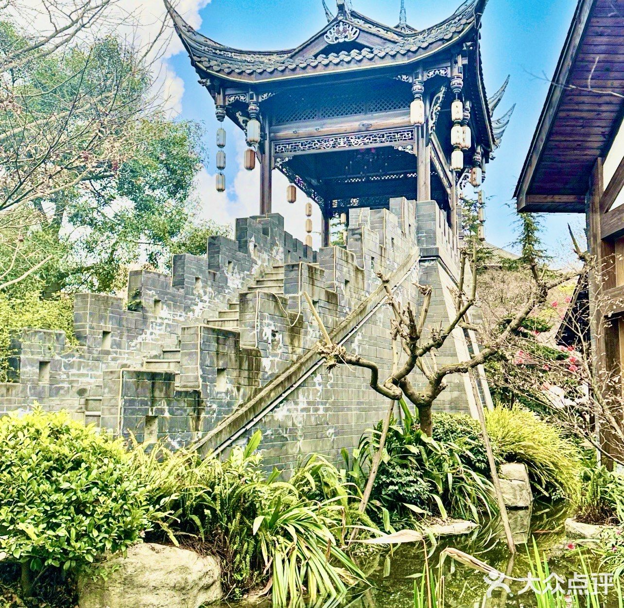 夜幕下的龙影-火锅城！