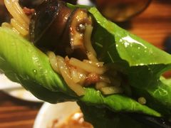 卷着生菜一起食用-食爺炭炉鸡煲·烧烤
