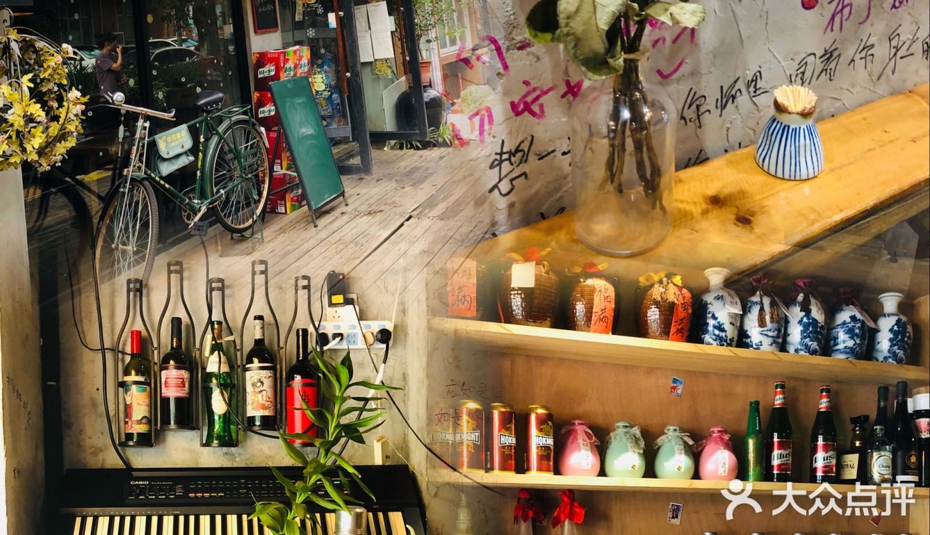 ‍♀️这家店的装饰以复古为主，连碗筷都是那种复古的感