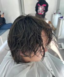 -一家只做男发烫染的店